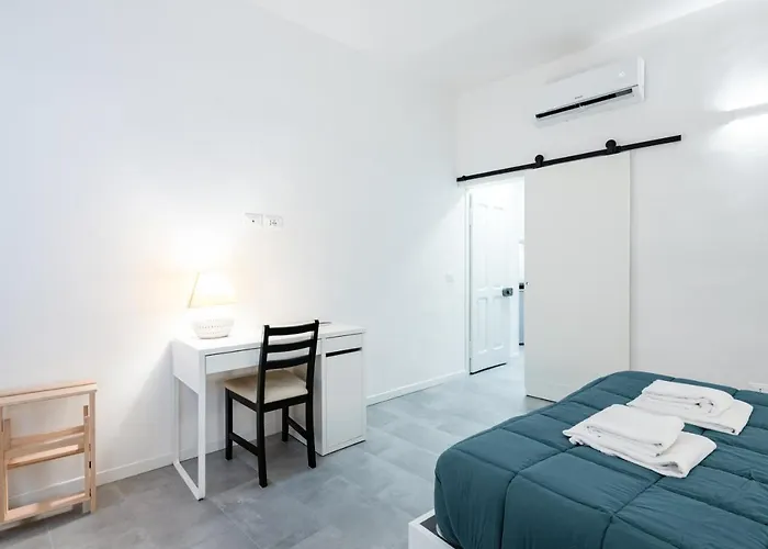 Guesthost - Viuzzo 7 - Florence White